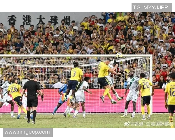 足球巨星惊艳亮相引发热议 现场粉丝热情高涨气氛火爆 足球巨星惊艳亮相引发热议 现场粉丝热情高涨气氛火爆