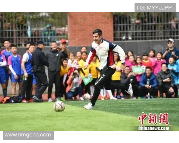 传奇足球球星汇聚一堂共襄盛举合影留念展现辉煌时代风采 传奇足球球星汇聚一堂共襄盛举合影留念展现辉煌时代风采